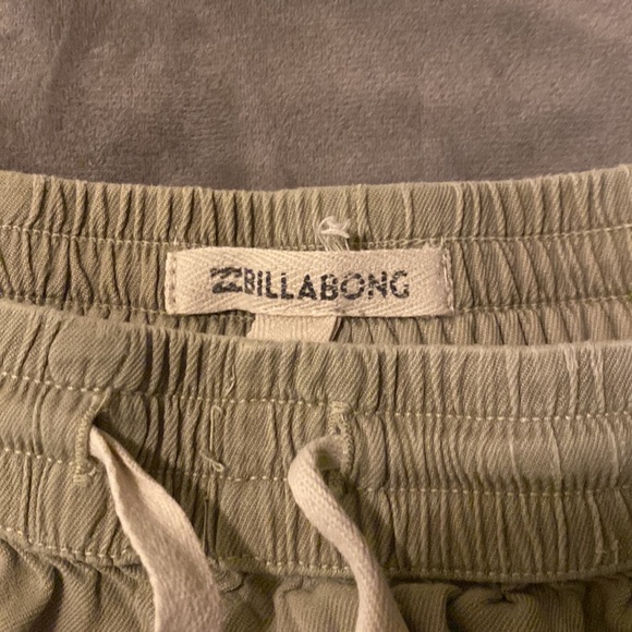 BILLABONG xs shorts - Picture 2 of 3